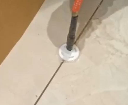 普兰店瓷砖空鼓维修公司专业解答瓷砖在铺贴过程中，如果没有涂抹均匀到位的粘结材料（如水泥砂浆或瓷砖胶），可能会导致以下问题
