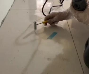 普兰店瓷砖开裂维修公司专业分享瓷砖在铺贴前如果没有沥干水分，将会导致以下问题